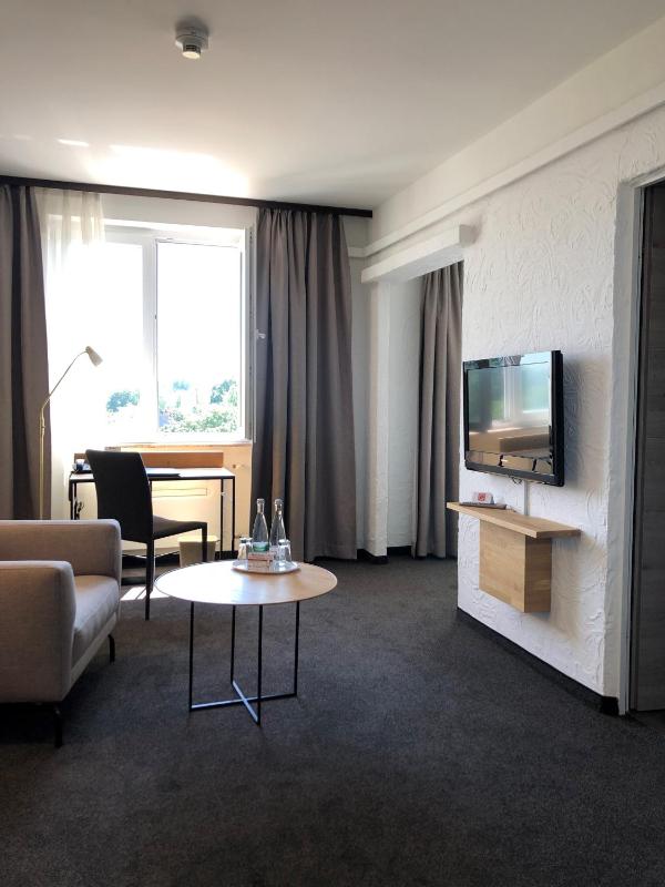Comfort Queen Room with City View image 3