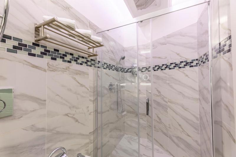 Superior Quadruple Room image 2