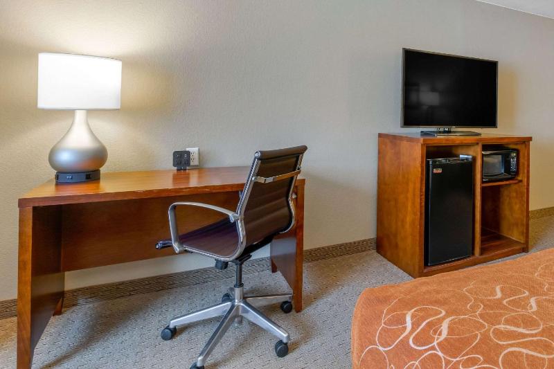 Queen Suite with Two Queen Beds - Non-Smoking image 3