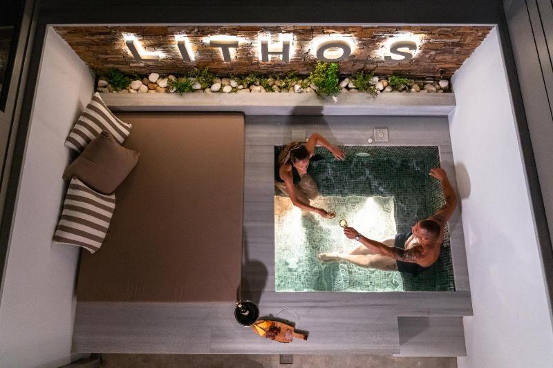 Suite with Hot Tub image 1