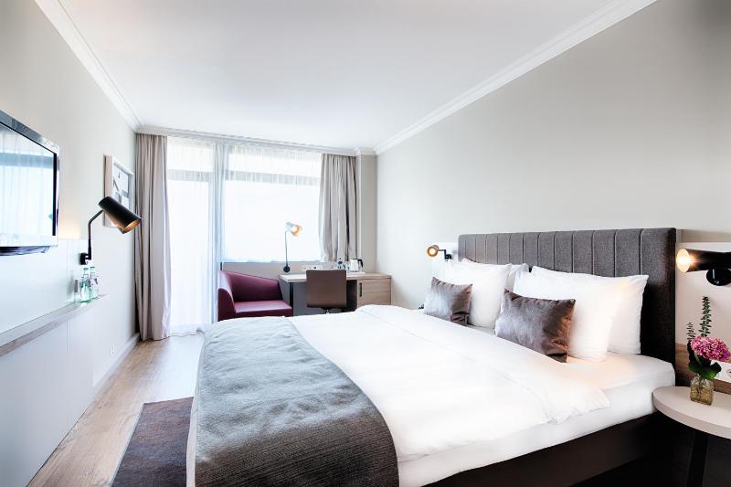 Deluxe Single Queen Room with Balcony - Non-Smoking image 4