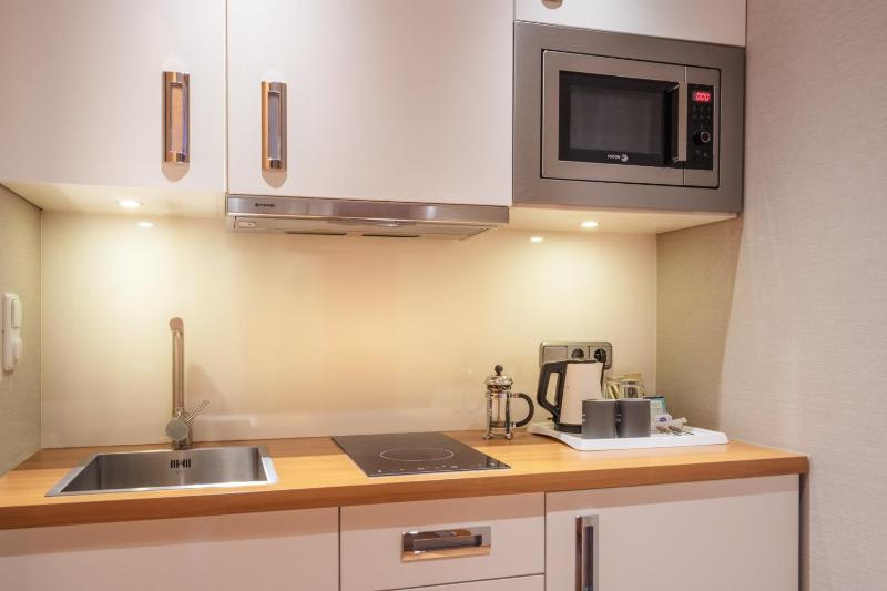 One-Bedroom Business Suite image 3