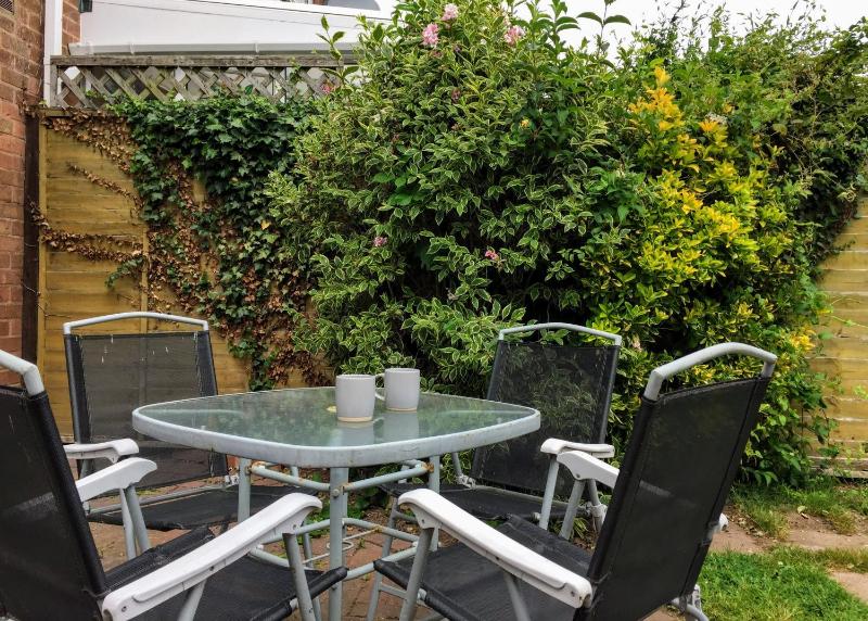 Spacious 5-Bedroom Home with Garden & Parking Near Station - image 45