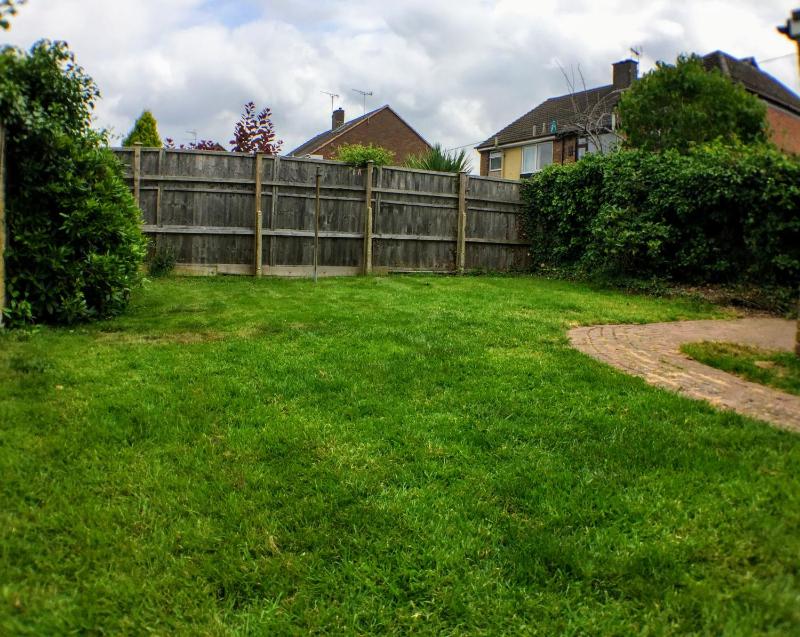 Spacious 5-Bedroom Home with Garden & Parking Near Station - image 31