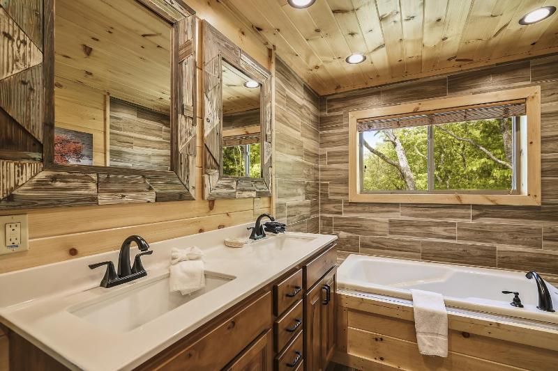 All Decked Out Cabin - image 10