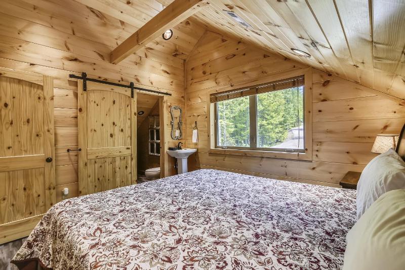 All Decked Out Cabin - image 6