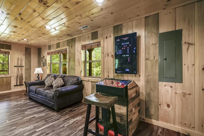 All Decked Out Cabin - image 5