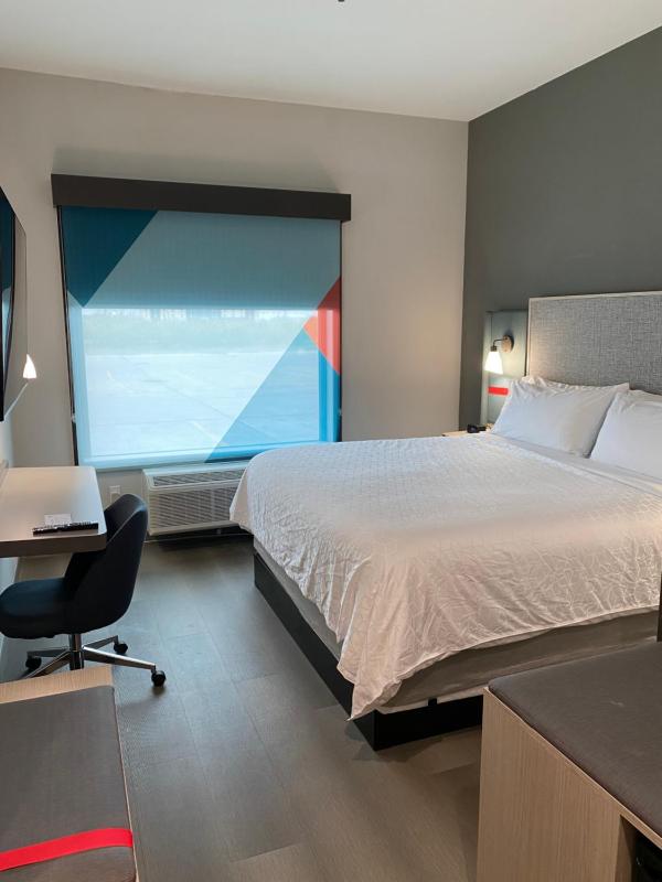 Standard King Room image 2