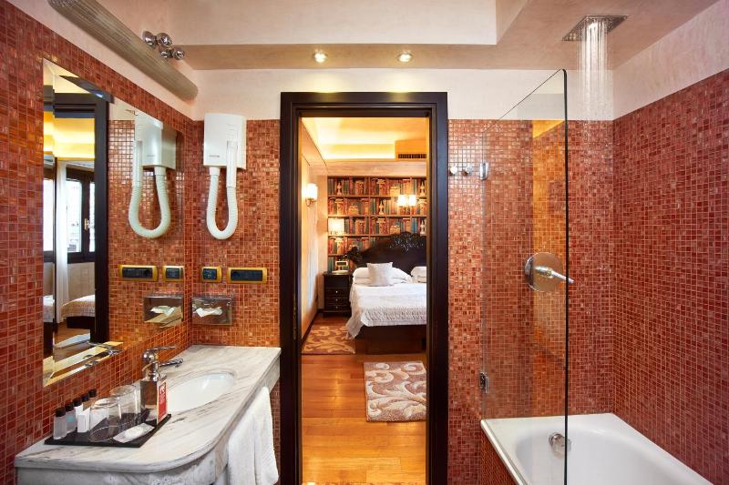 Classic Double or Twin Room image 4