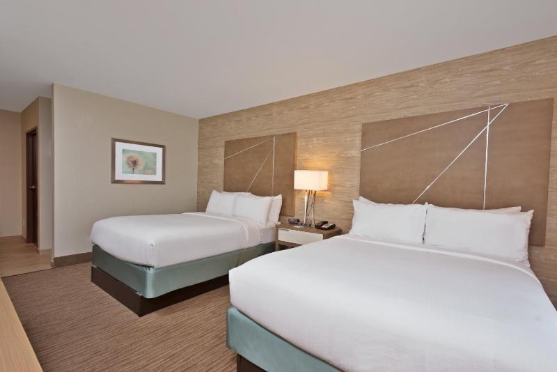Standard Room with Two Queen Beds image 4