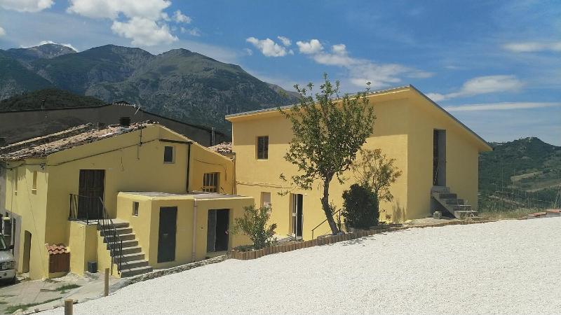 Lake Retreat - Maiella Apartment - Beautiful lake and mountain views Images