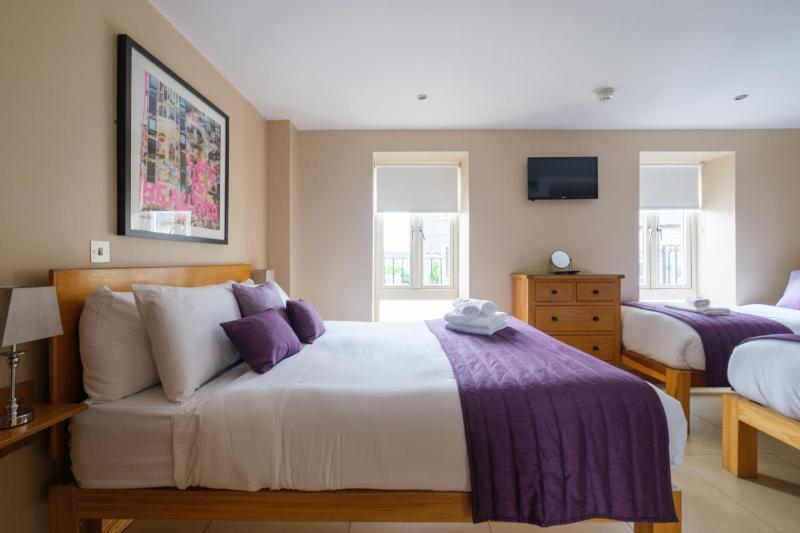 Superior Quad Room image 3