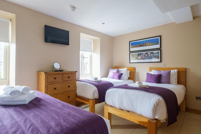 Superior Quad Room image 4