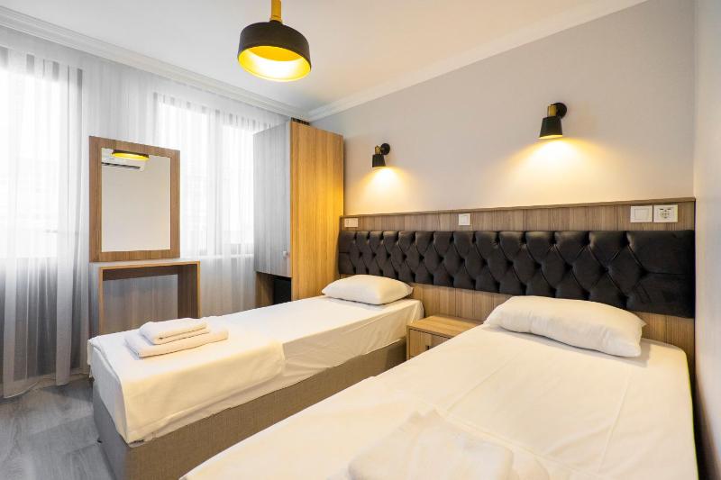 Deluxe Double or Twin Room image 2
