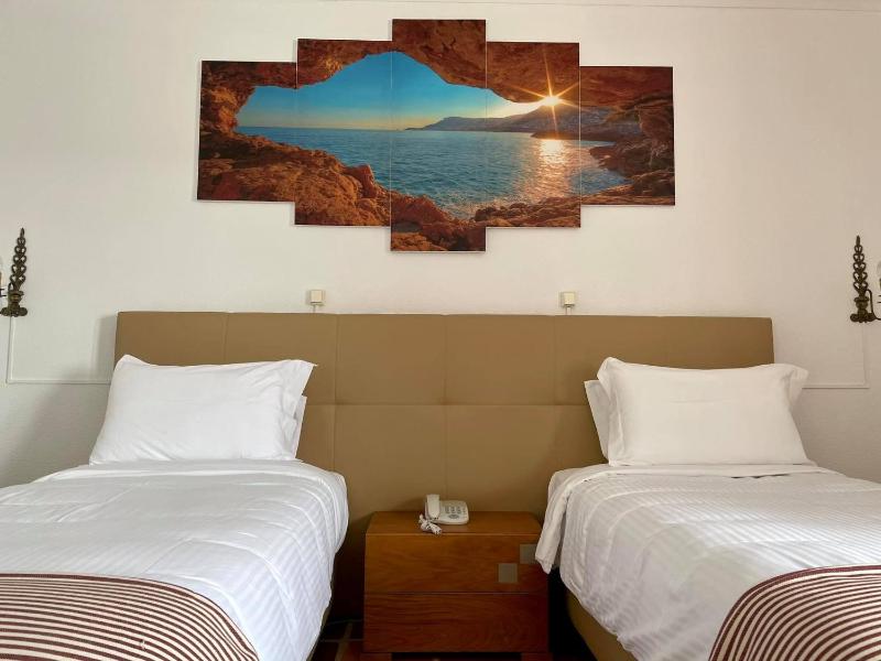 Twin Room image 3