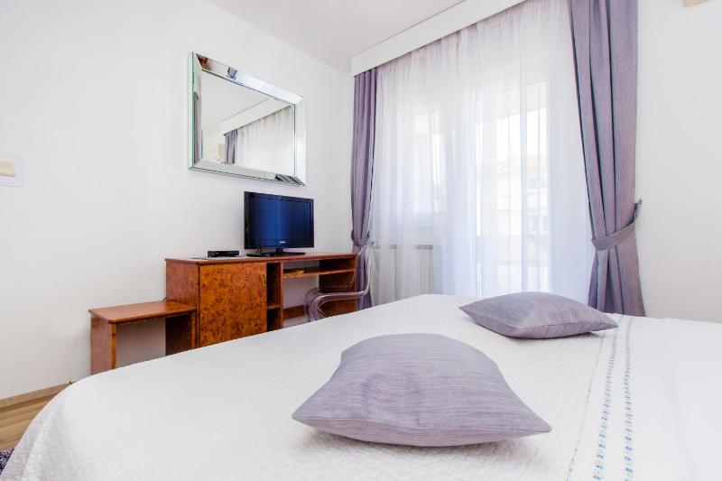 Double Room with Balcony image 2