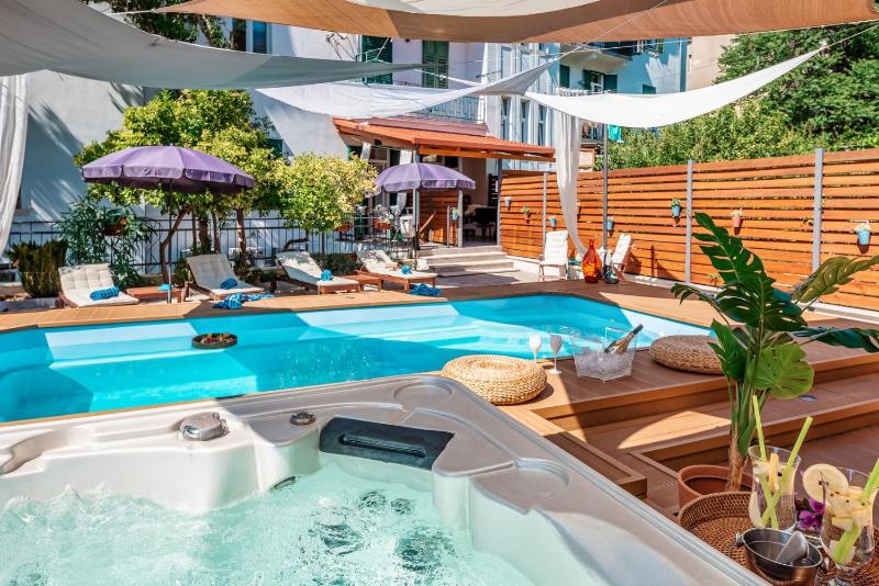 Deluxe Double Room with Balcony image 3