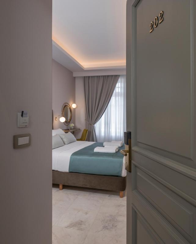 Deluxe Double Room with City View and Balcony image 1