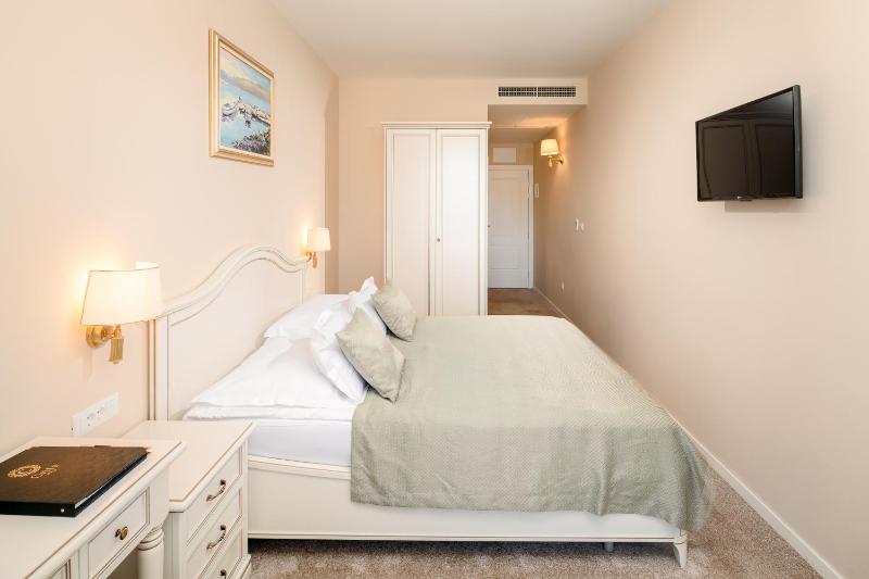Single Room - Free Parking image 3