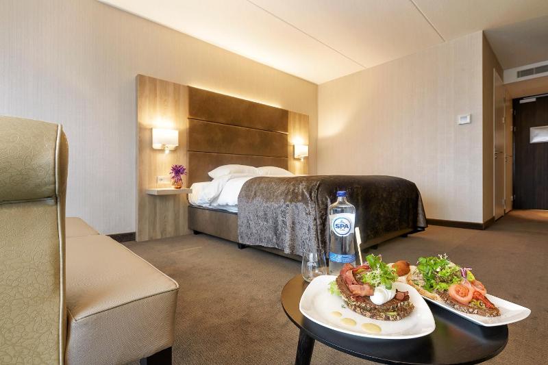 Superior Double Room with Closed Bathroom image 3