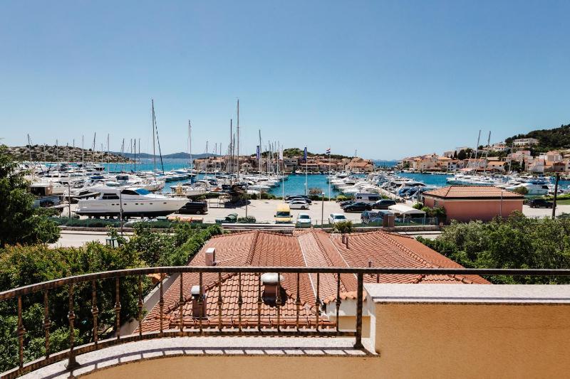 Comfort Double Room with Balcony and Sea View image 2