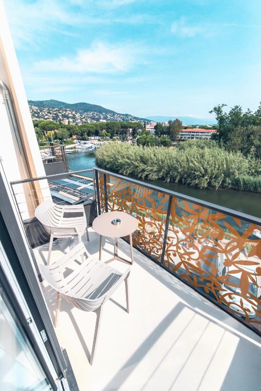 Prestige King Room Balcony image 4