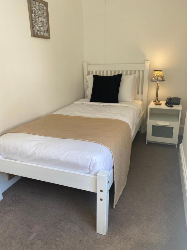 Small Single Room image 1