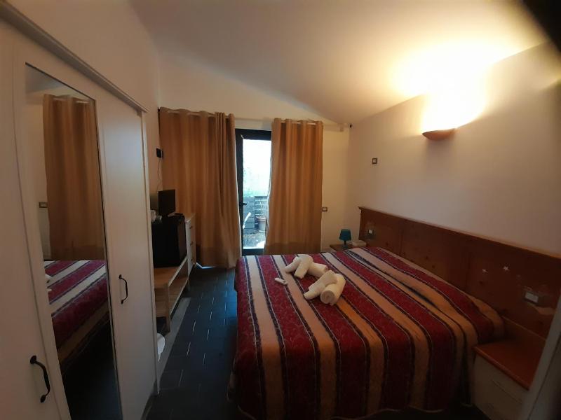 Classic Double Room with Shower image 1