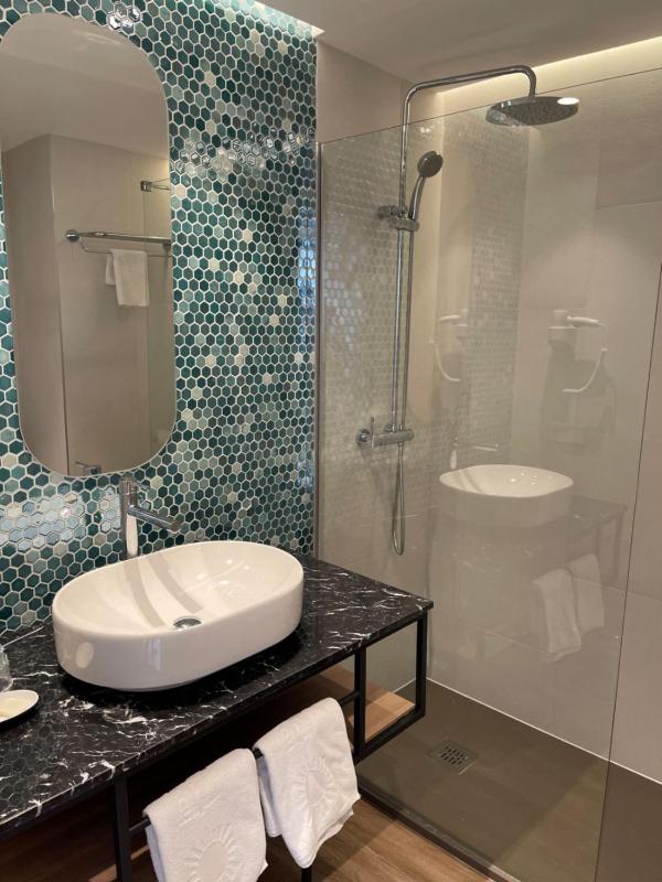 Twin Room image 4