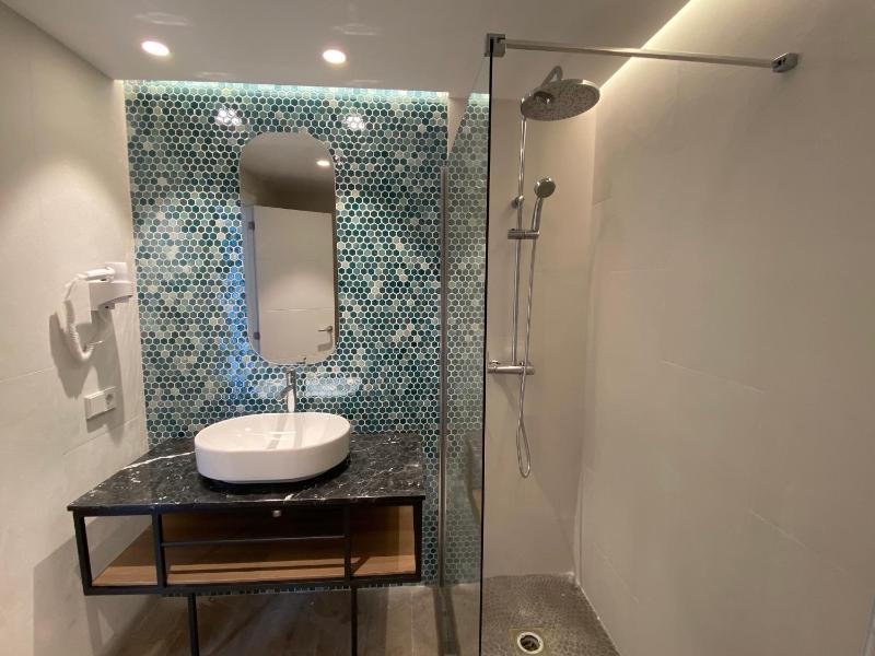 Superior Twin Room with Sea View image 4
