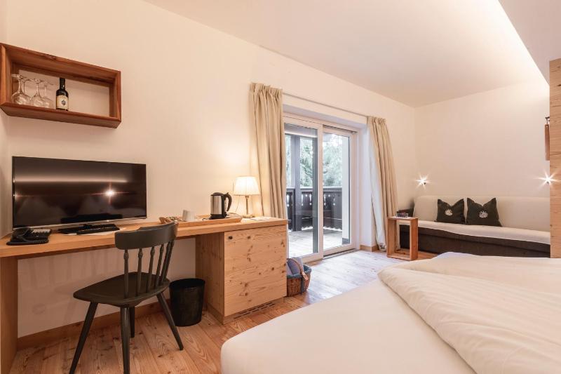 Double Room with Balcony image 3