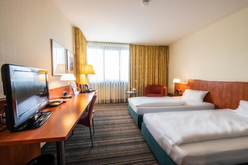 Standard Twin Room image 3