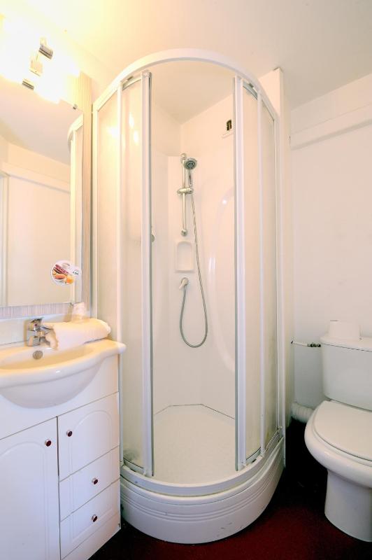 Quadruple Room (4 single beds) image 3