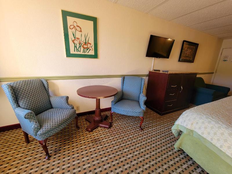 King Suite - Non-Smoking image 2