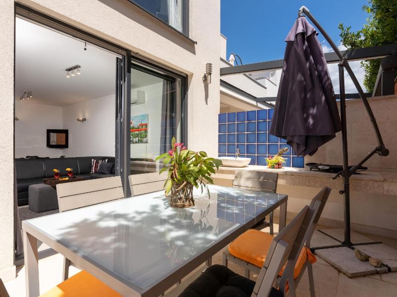 One-Bedroom Apartment image 3