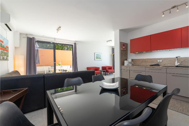 One-Bedroom Apartment image 3