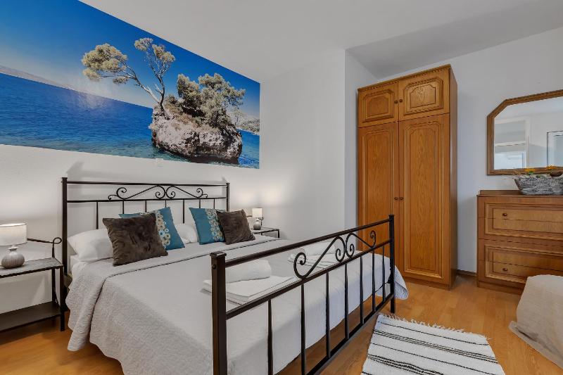 One-Bedroom Apartment image 4