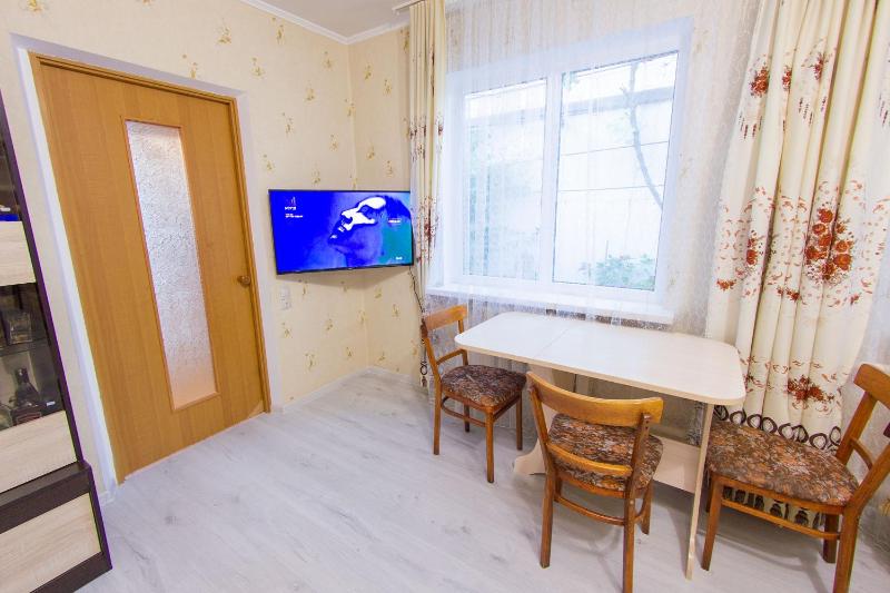 Family Room image 2