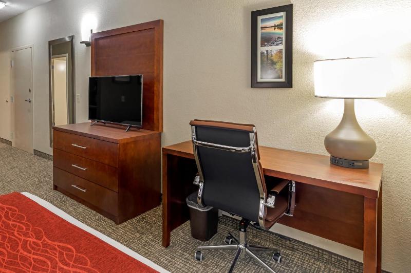 Queen Suite with Two Queen Beds - Non-Smoking image 2