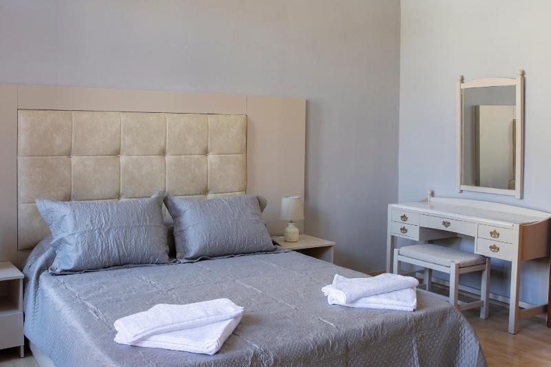 Deluxe Double Room with Balcony image 3