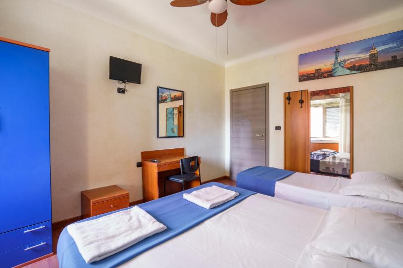 Quadruple Room with Shared Bathroom image 3