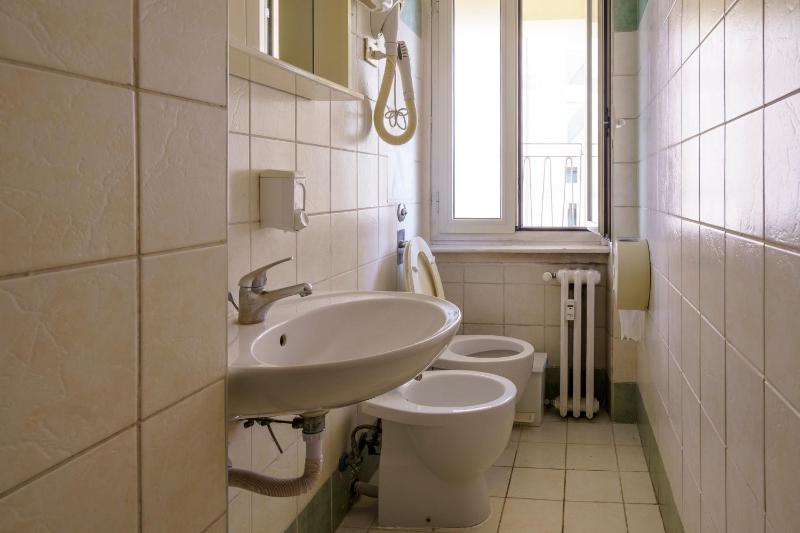 Triple Room with Shared Bathroom image 2