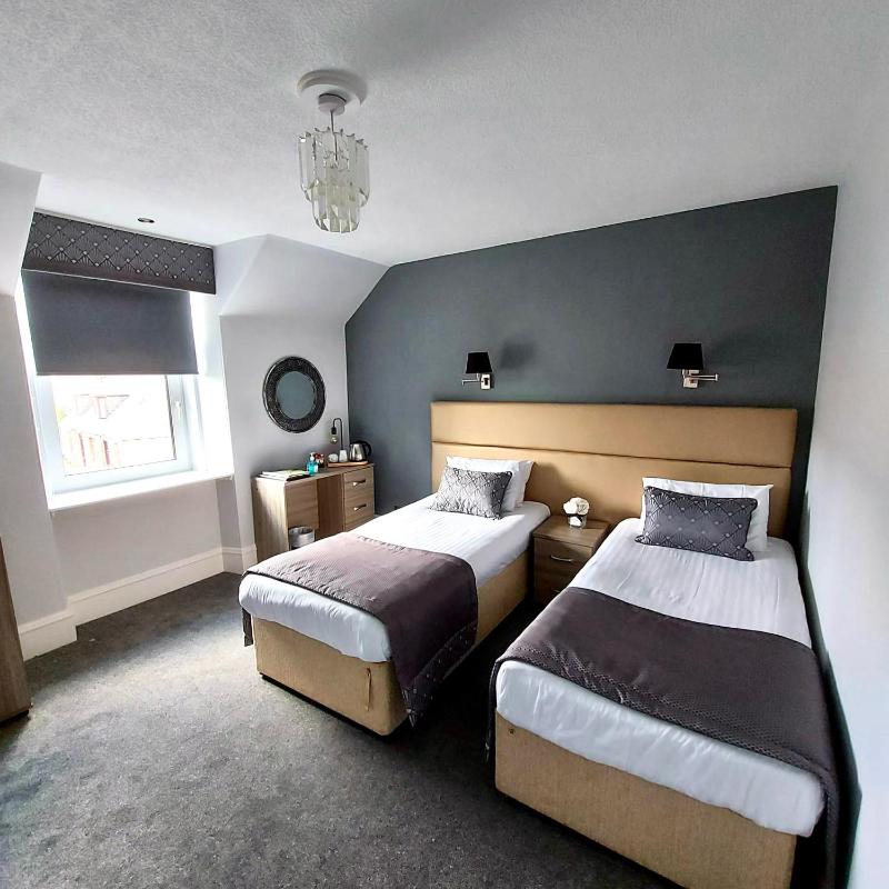 Super King or Twin Room image 3