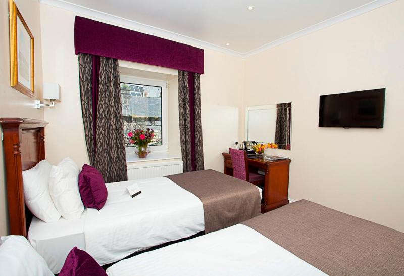 Twin Guest Room image 4