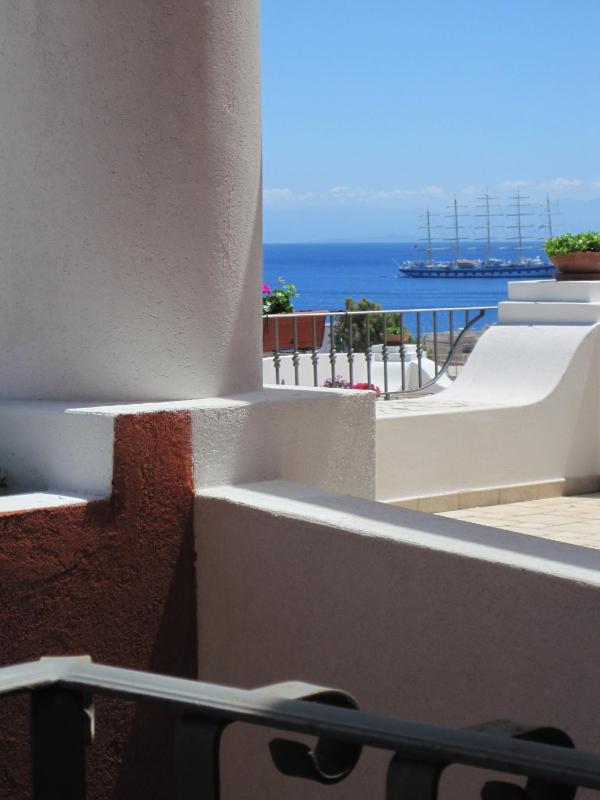 Deluxe Double Room with Side Sea View image 1