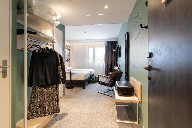 Twin Room image 4