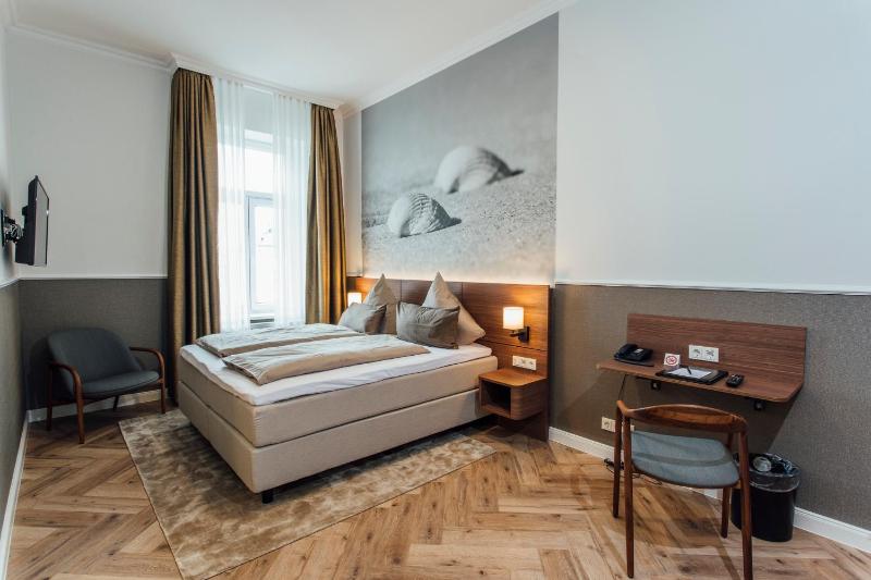 Double Room with  Land View image 3
