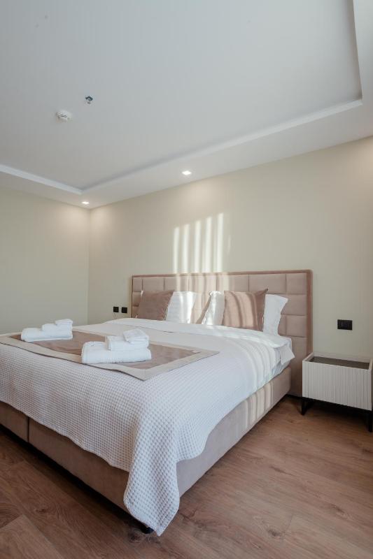 Double Room with Balcony image 2
