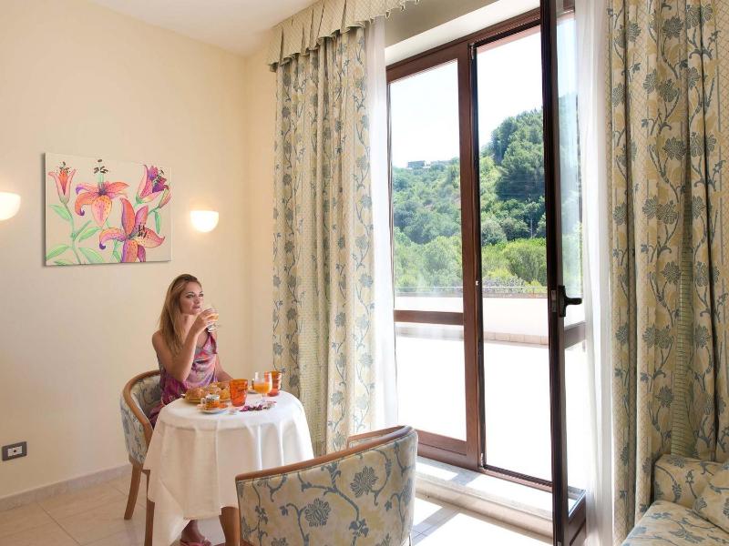 Deluxe Double or Twin Room image 3