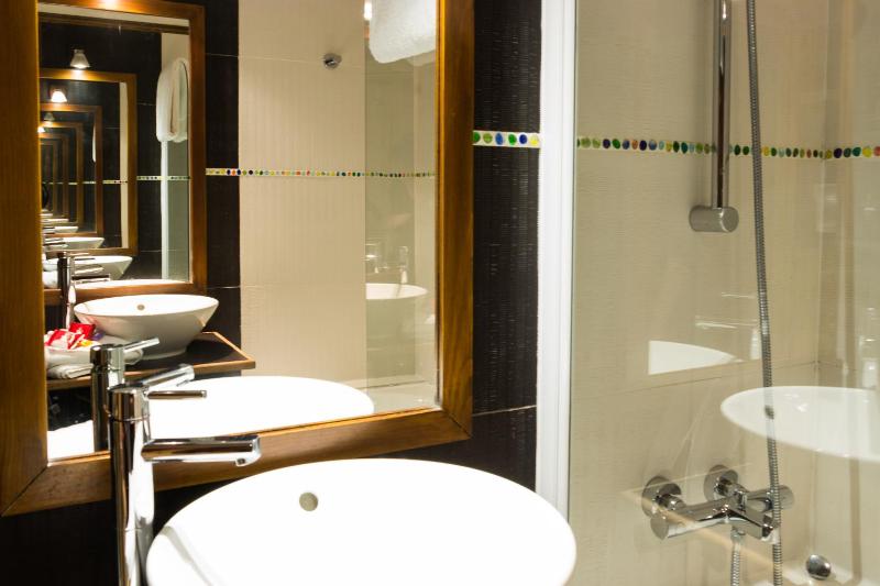 Superior Twin Room image 3
